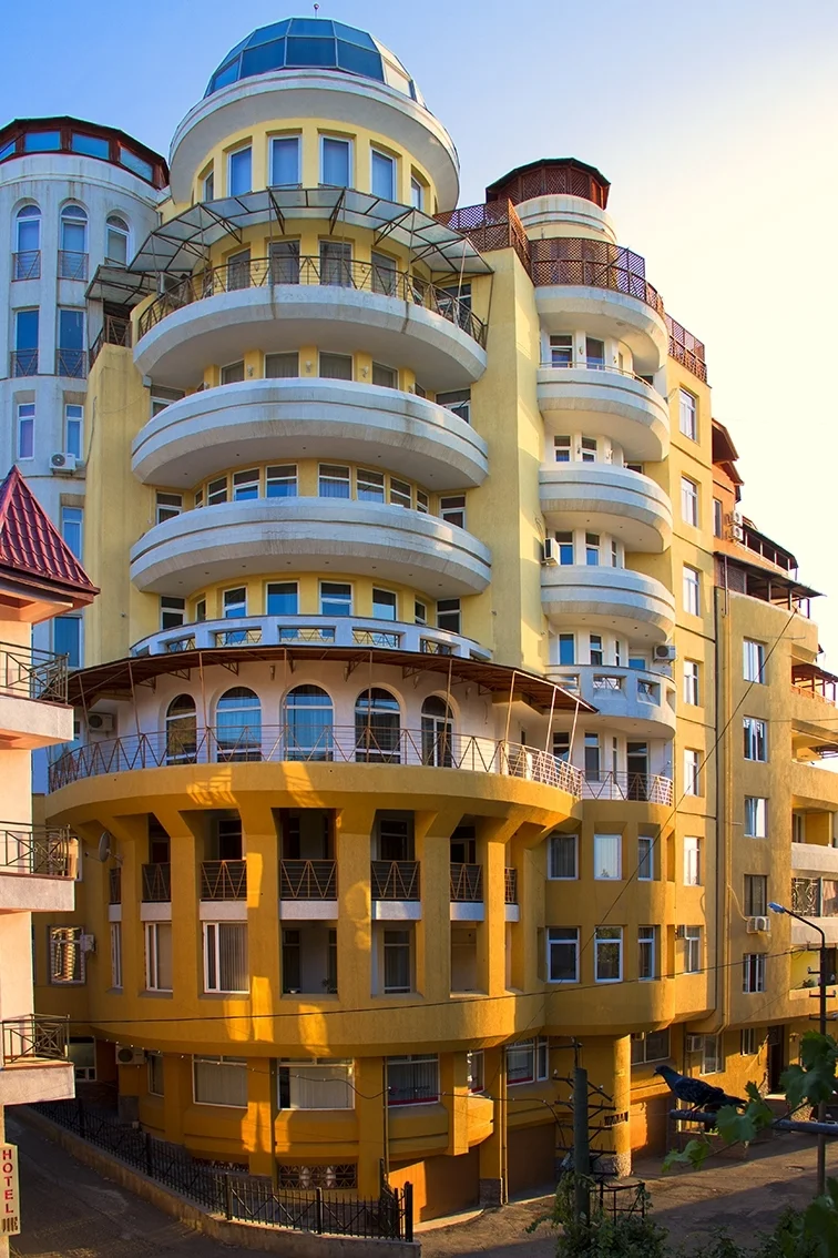 ტიციან ტაბიძის ქუჩა, 106-108