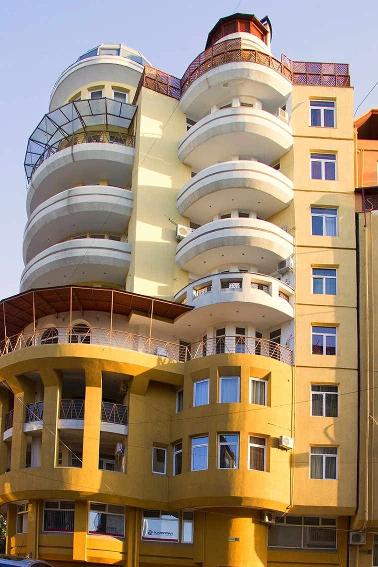 ტიციან ტაბიძის ქუჩა, 106-108