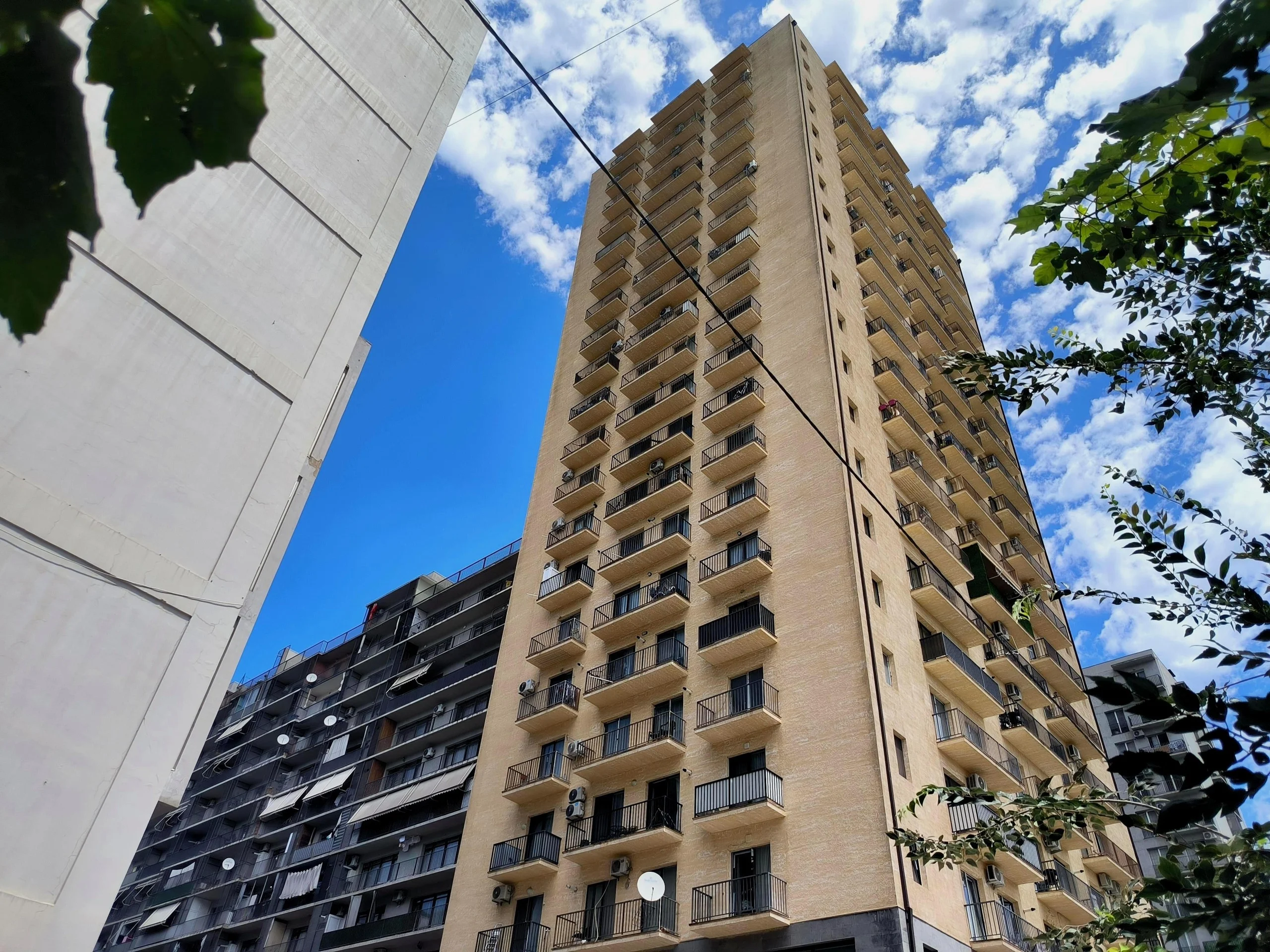 ცოტნე დადიანის ქუჩა, 7დ, 7ბ