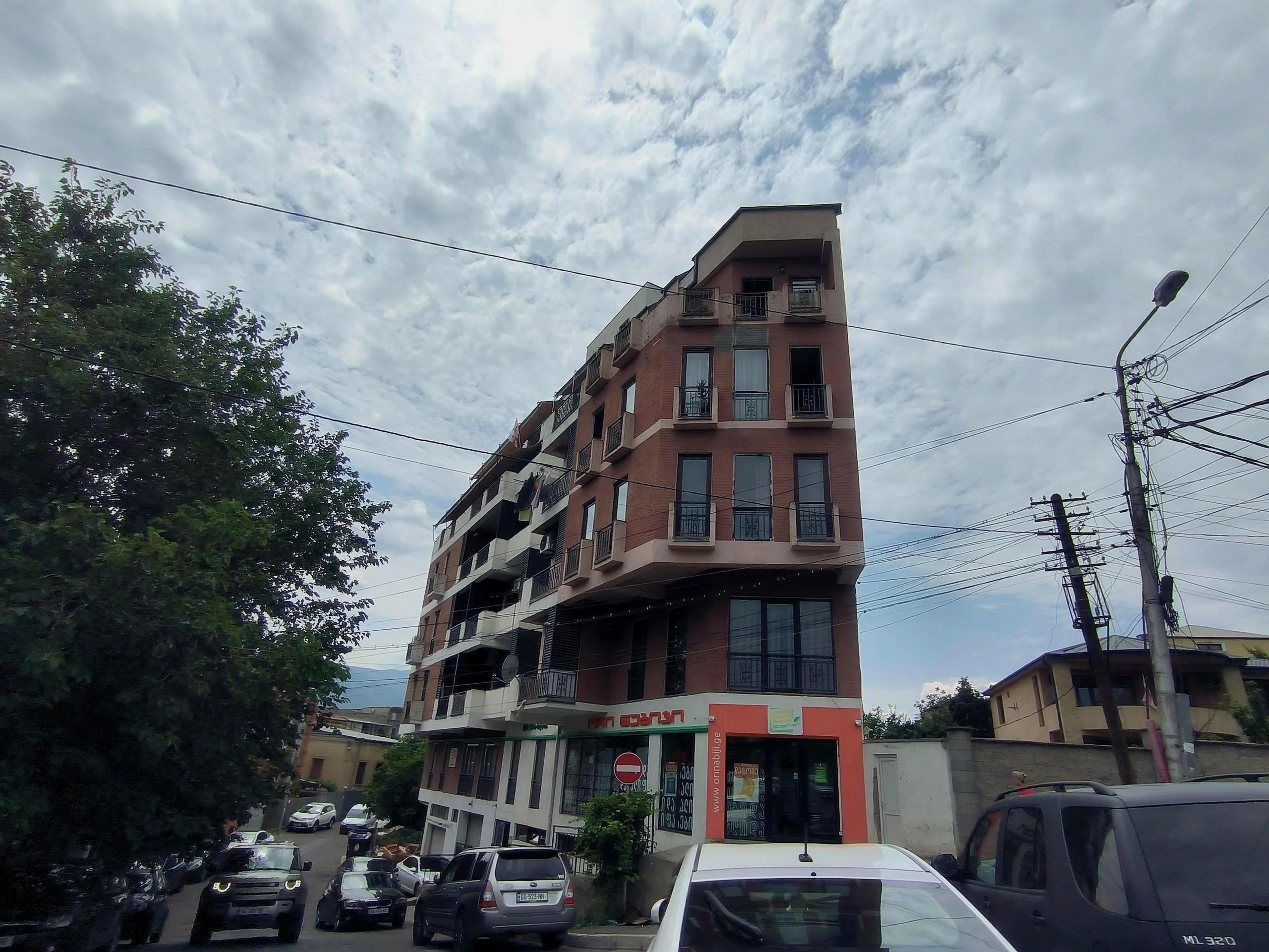 ვახტანგ ჩიქოვანის ქუჩა, 1
